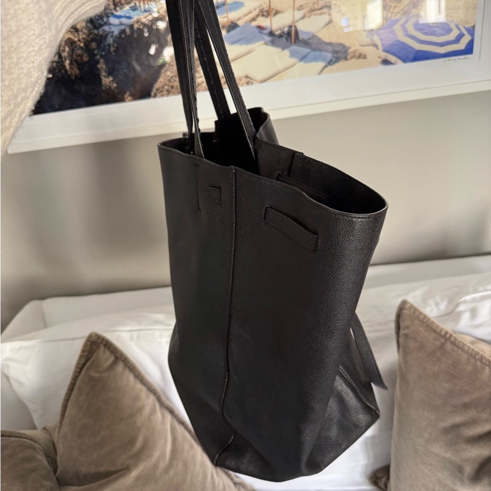 Celine Black Tote Bag Sleek Minimalist Design - Picture 3 of 8